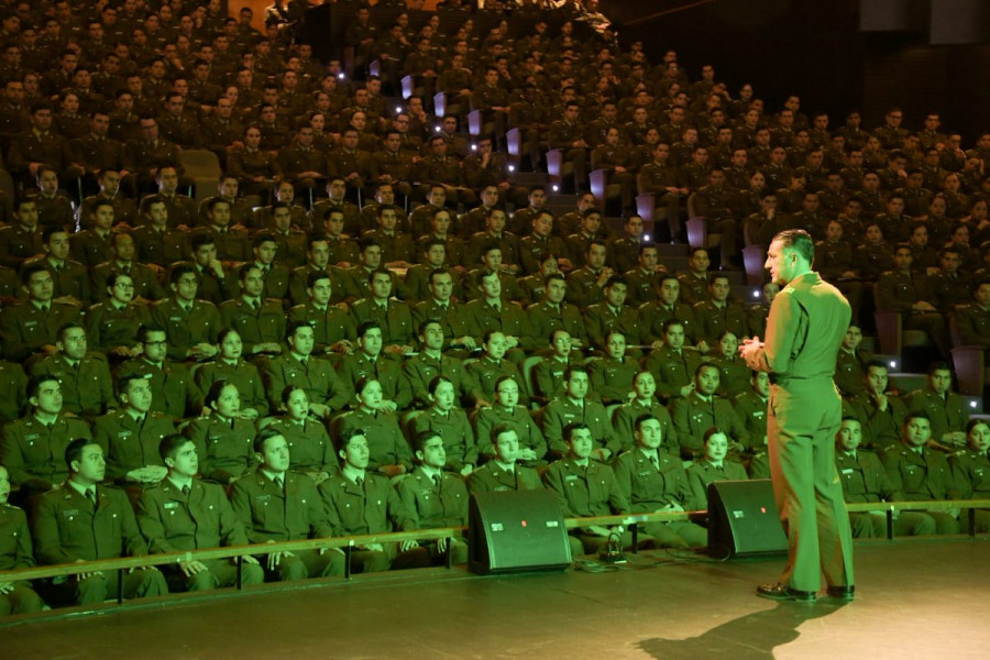 El director de Carabineros, Mario Rozas, expone ante futuros nuevos oficiales. Foto: Carabineros