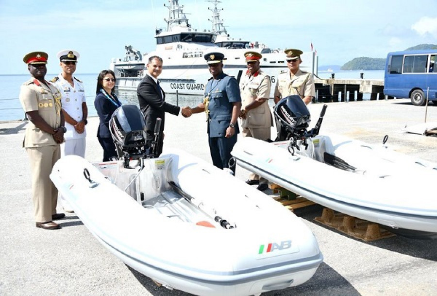 Entrega de los dos botes semirrígidos AB Lamina 9.5 AL. Foto: Trinidad & Tobago Defence Force.
