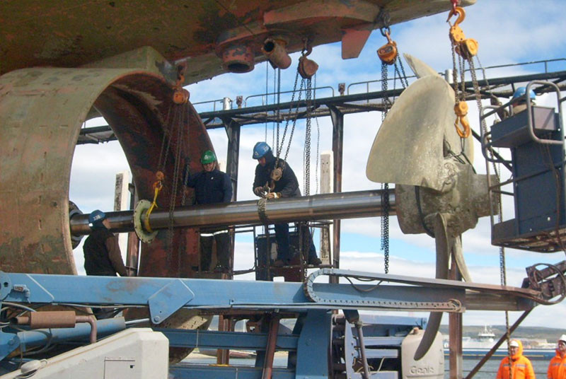 Personal de Asmar Magallanes efectuando trabajos en un eje propulsor. Foto: Asmar