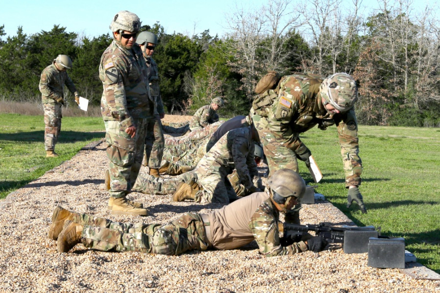 Representante chileno en prueba de tiro con carabina M4 en Camp Bastrot. Foto: DoD