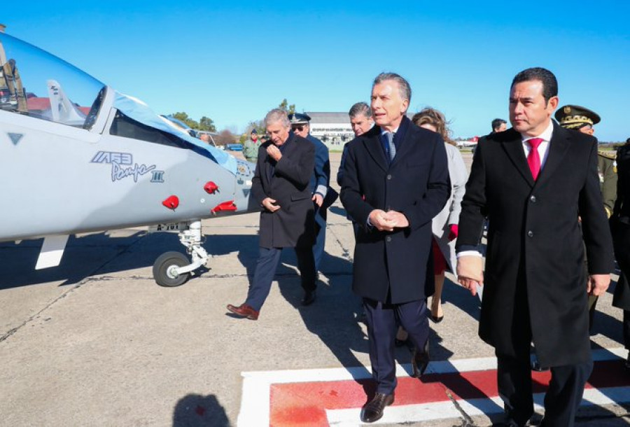 Los presidentes Macri y Morales pasando revista al Pampa III, en julio pasado. Foto: Ministerio de Defensa de Guatemala.