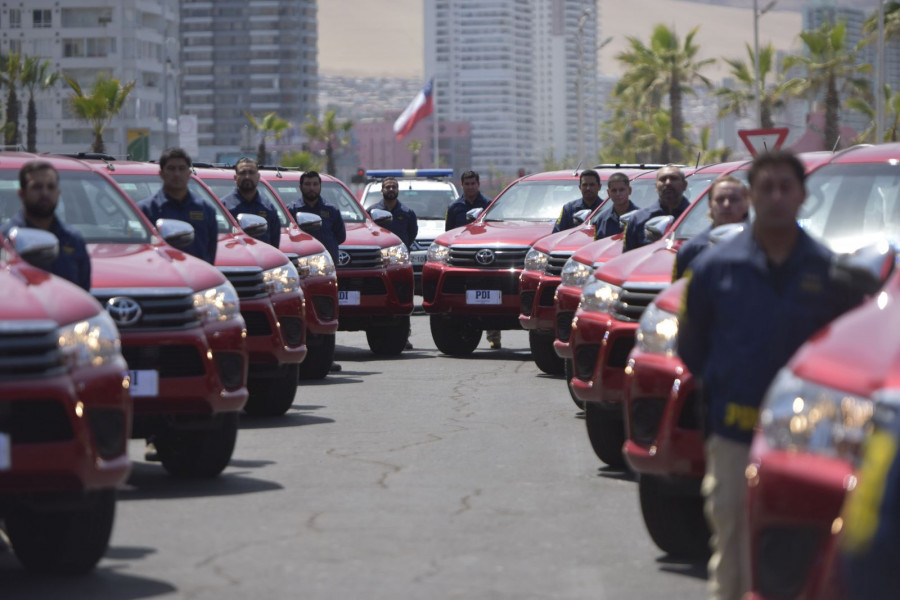 Ceremonia de entrega de las nuevas camionetas de la PDI. Foto: Gore Tarapacá