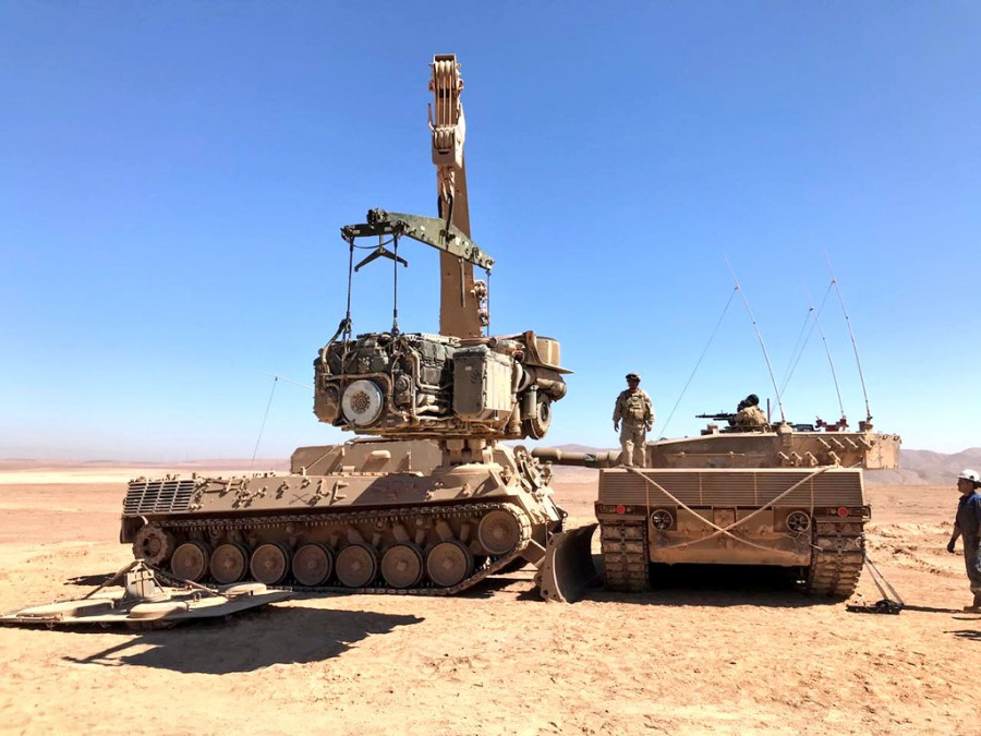 Personal de un CMIF entregando mantenimiento en terreno a un tanque Leopard 2A4 del Ejército de Chile. Foto: Famae