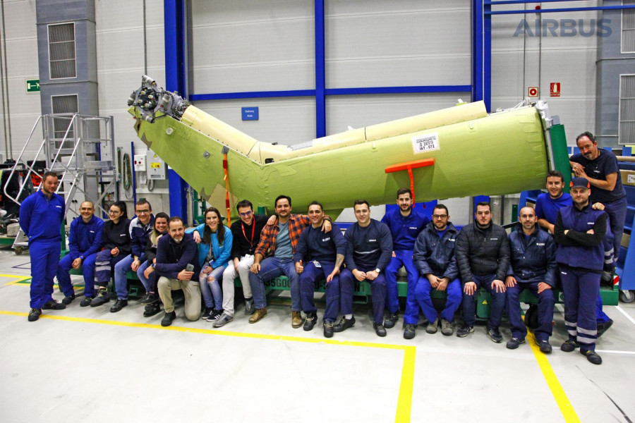 La plantilla de Airbus Helicopters en Albacete junto con el fuselaje de H225. Foto: Airbus