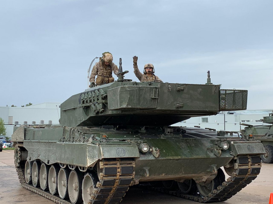 Tanquistas chilenos realizan la prueba de conducción a bordo de un Leopard 2A4 de Canadá. Foto: Ejército de Chile