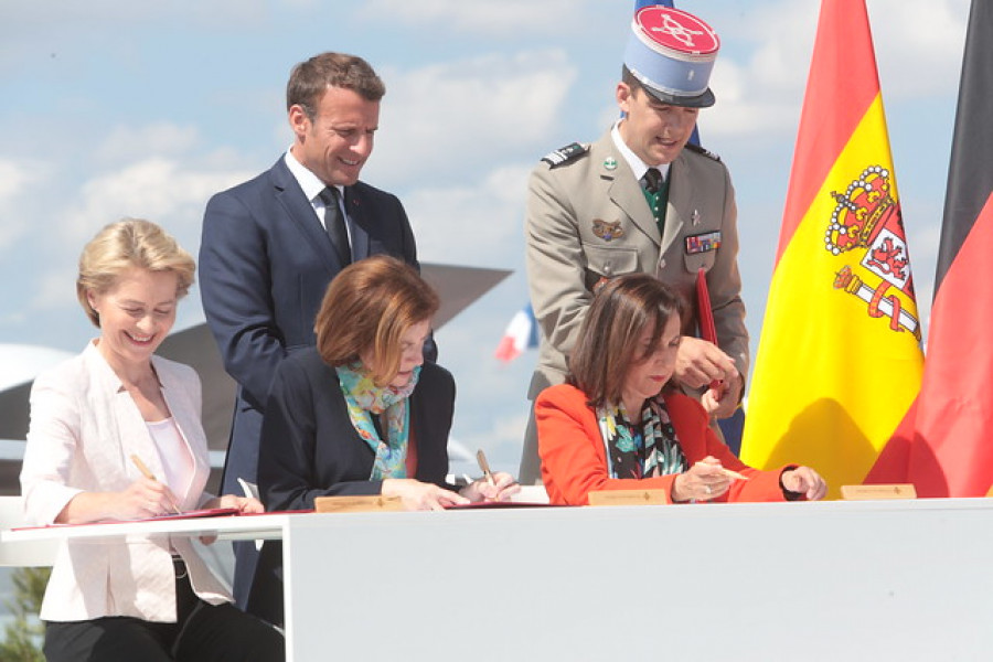 Firma del acuerdo del FCAS en París. Foto: MDE