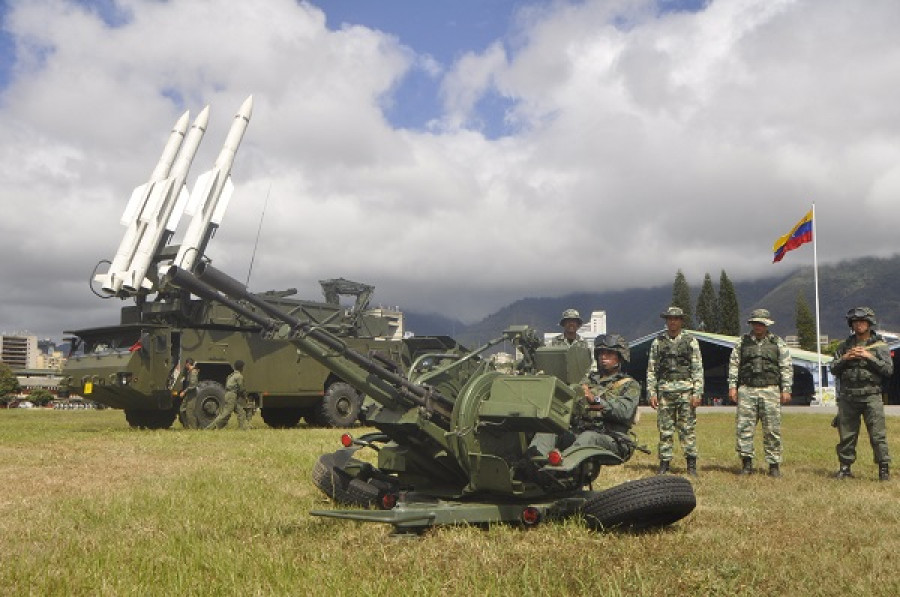 Sistemas antiaéreos BUK M2E y ZU-23ZOM1-4 emplazados en la base aérea Miranda, en Caracas. Foto: REDI CapitalZODI No. 41.