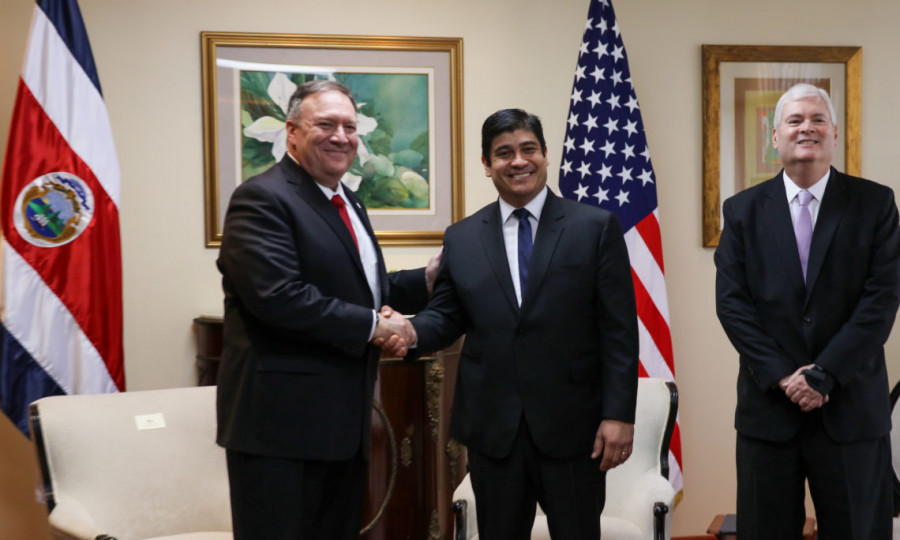 El secretario de Estado Mike Pompeo, con el presidente de Costa Rica, Carlos Alvarado. Foto: Embajada de Estados Unidos.
