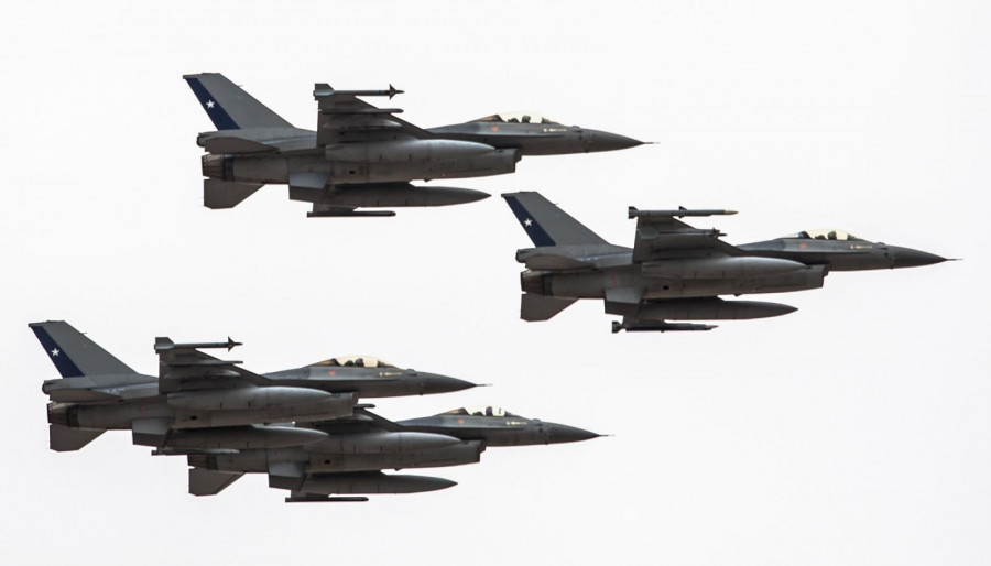 Los Lockheed Martin F-16 MLU de la FACh portan misiles Amraam y Sidewinder. Foto: Ricardo RodríguezGORE Antofagasta