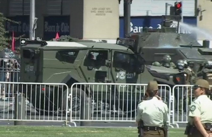 Uno de los nuevos TPV Sandcat del COP forma parte del anillo de seguridad de La Moneda. Imagen: TVN