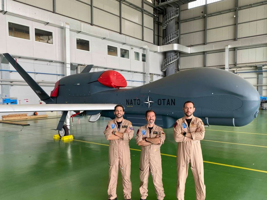 Los tres militares españoles junto al Global Hawk. Foto: Ejército del Aire