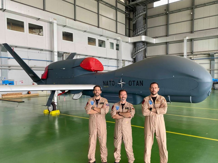Los tres militares españoles junto al Global Hawk. Foto: Ejército del Aire