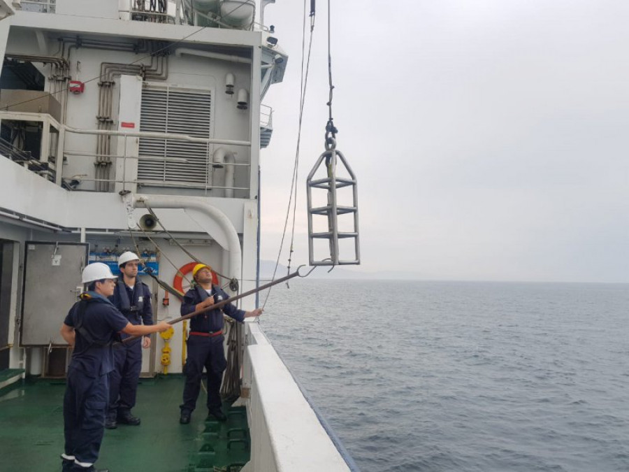 Operación de equipos de investigación del AGS-61 Cabo de Hornos. Foto: Armada de Chile