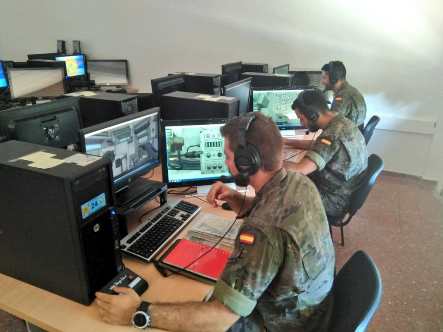 Alferez cadetes se adiestran en el simulador Steel Beast. Foto: Ejército de Tierra