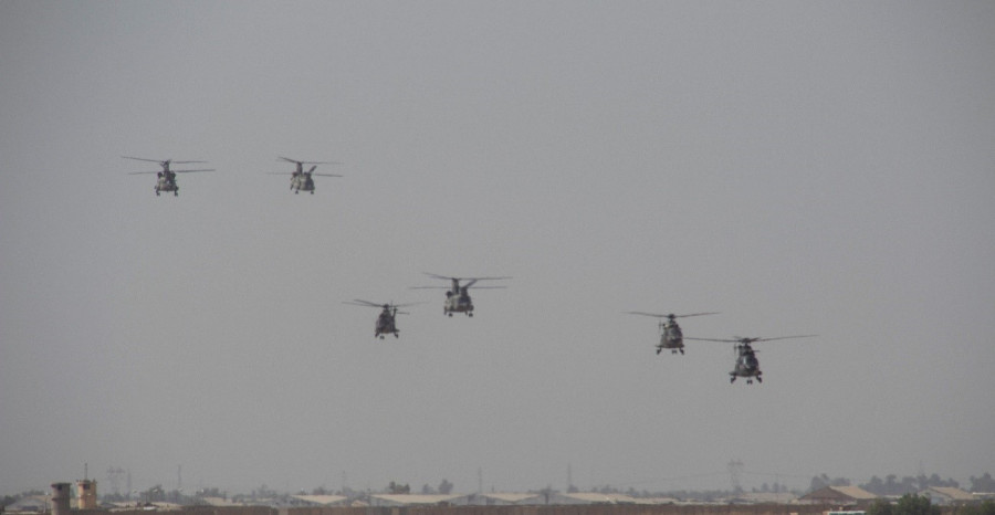 Vuelo en formación de los seis helicópteros españoles. Foto: Emad