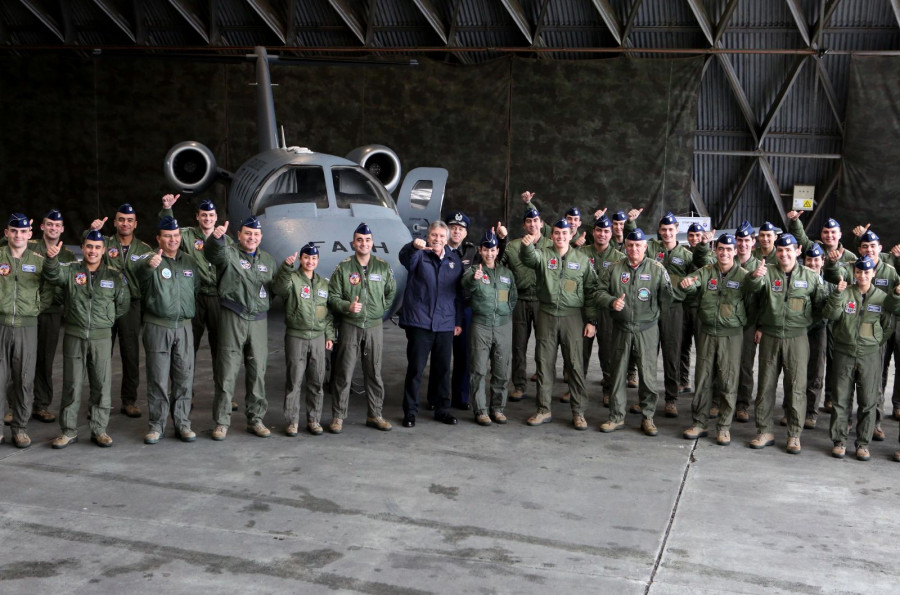El ministro Espina junto a personal de la IIIª Brigada Aérea en Puerto Montt. Foto: Mindef