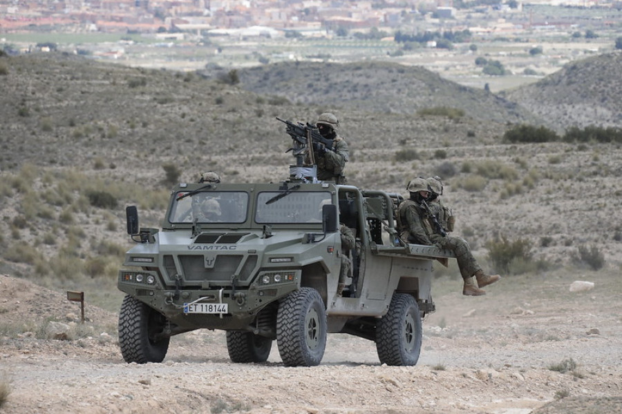 Vehiculo VMOE y efectivos de operaciones especiales en un ejercicio. Foto: Ministerio de Defensa