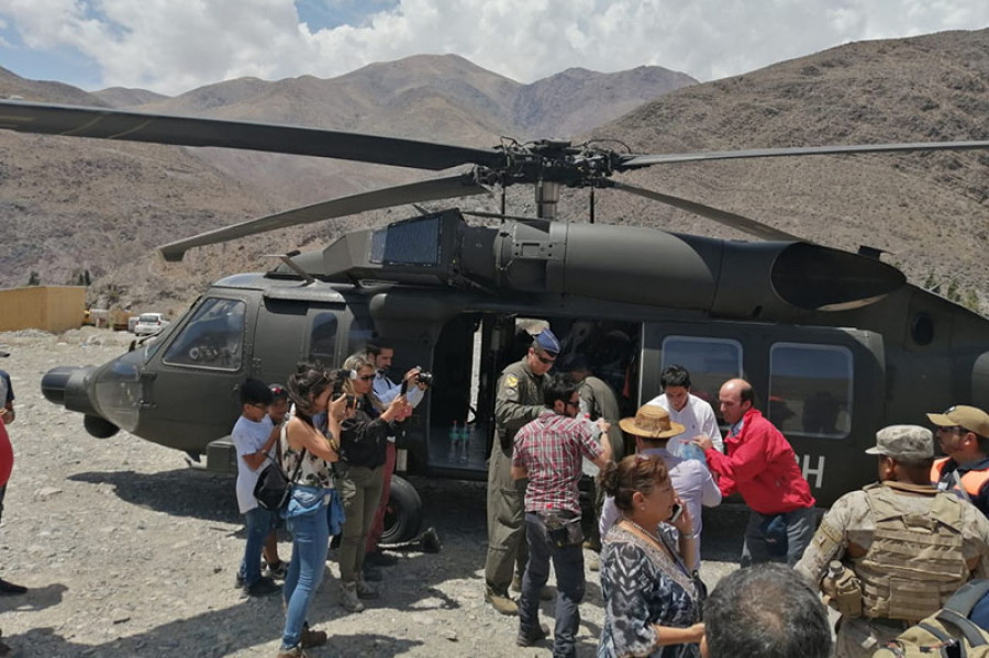 La tripulaión del Grupo de Aviación N° 9 desembarca la ayuda humanitaria. Foto: FACh