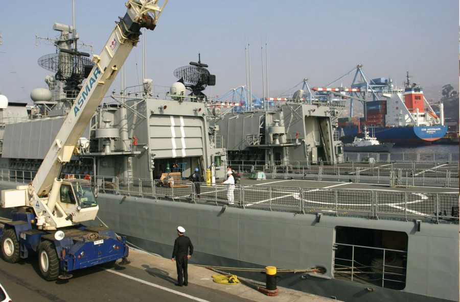 Personal de Asmar a bordo de una fragata clase M en la base naval de Valparaíso. Foto Asmar