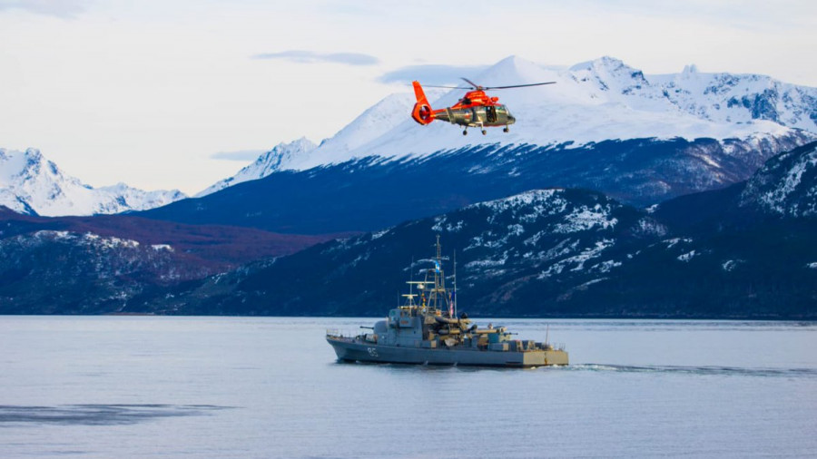 El ejercicio consideró la aeroevacuación de un herido por un helicóptero naval chileno. Foto: Armada de Chile
