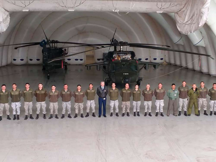 En el interior del hangar se aprecian dos helicópteros Sikorsky MH-60M Black Hawk. Foto FACh