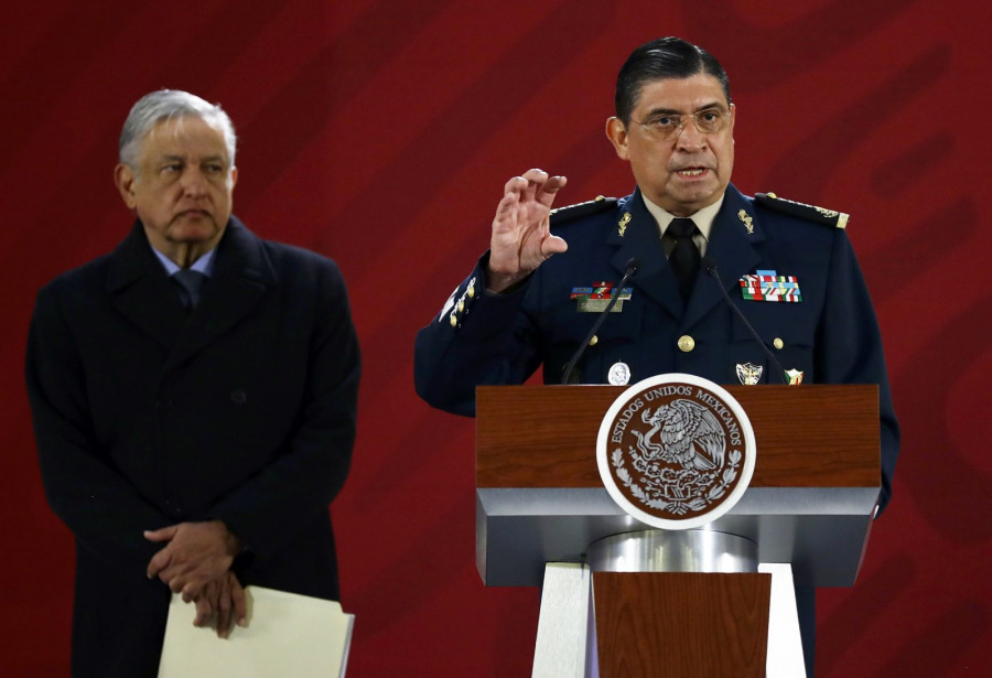 El secretario de la Defensa Nacional, Luis Cresencio Sandoval, con el presidente Andrés Manuel López Obrador.  Notimex