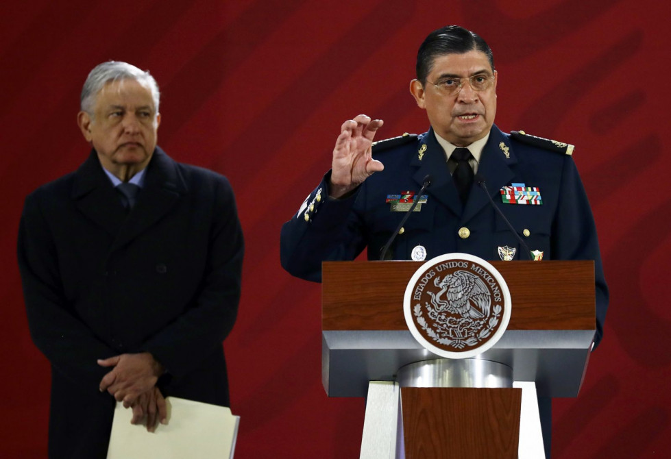 El secretario de la Defensa Nacional, Luis Cresencio Sandoval, con el presidente Andrés Manuel López Obrador.  Notimex