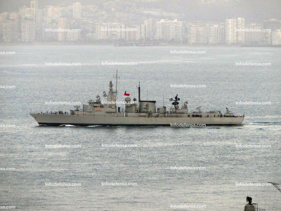 La fragata FFG-11 Capitán Prat en su ultima navegación por la bahía de Valparaíso. Foto: Nicolás García Infodefensa.com