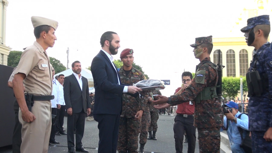El presidente Nayib Bukele entregó uniformes a las tropas. Foto: Presidencia de El Salvador.