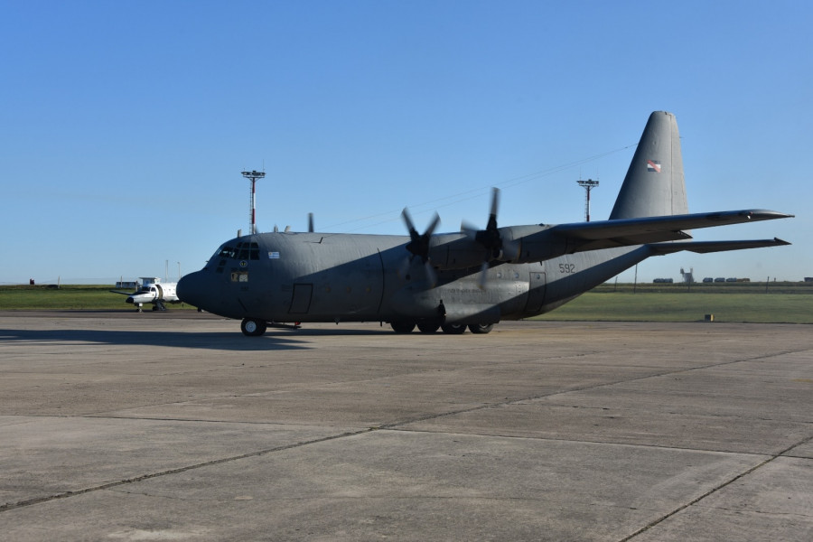 C-130 FAU 592 partiendo al norte del país con donaciones. Foto: Fuerza Aérea Uruguaya
