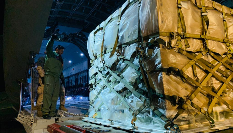 Descarga del material del A400M en la base de Torrejón. Foto: Ministerio de Defensa