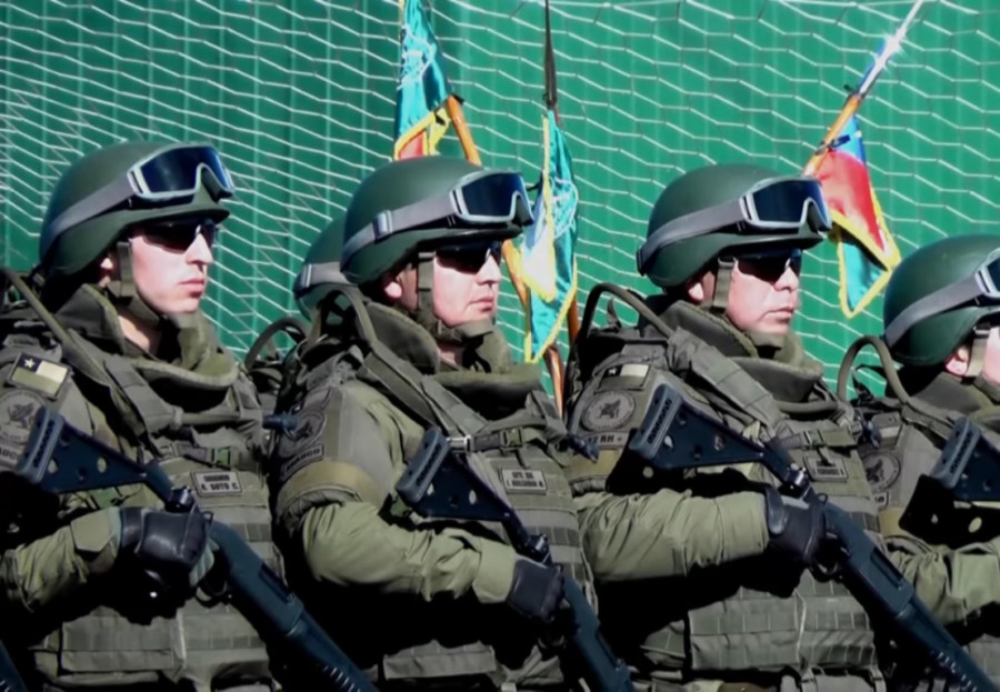 Fuerzas Especiales de Carabineros portan escopetas Hatsan Escort AimGuard: Foto: Carabineros