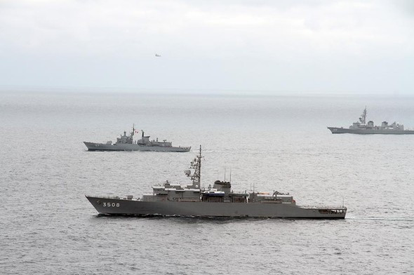 Buques japoneses y fragata peruana en el ejercicio de guerra antisubmarina. Foto: Marina de Guerra del Perú.