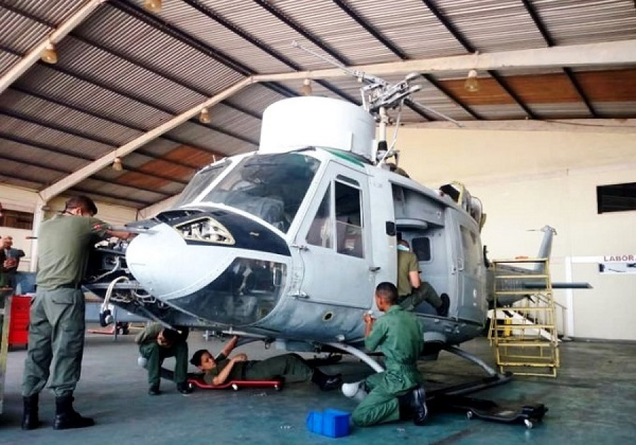 El helicóptero AB-212ASW, AB-0306, en proceso de mantenimiento. Foto: Armada de Venezuela