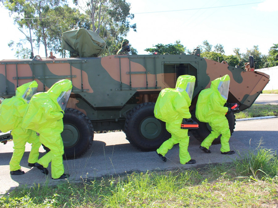 Equipe DQBNR desembarca de blindado Guarani: treinamento realista.