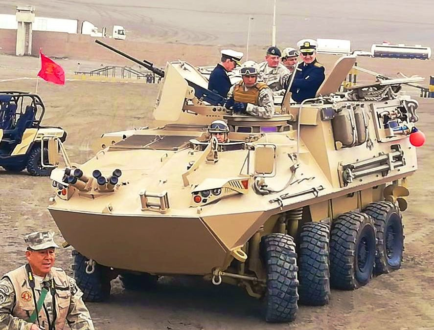 El comandante de la ARC sobre un LAV-II. Foto: Armada Nacional de Colombia.