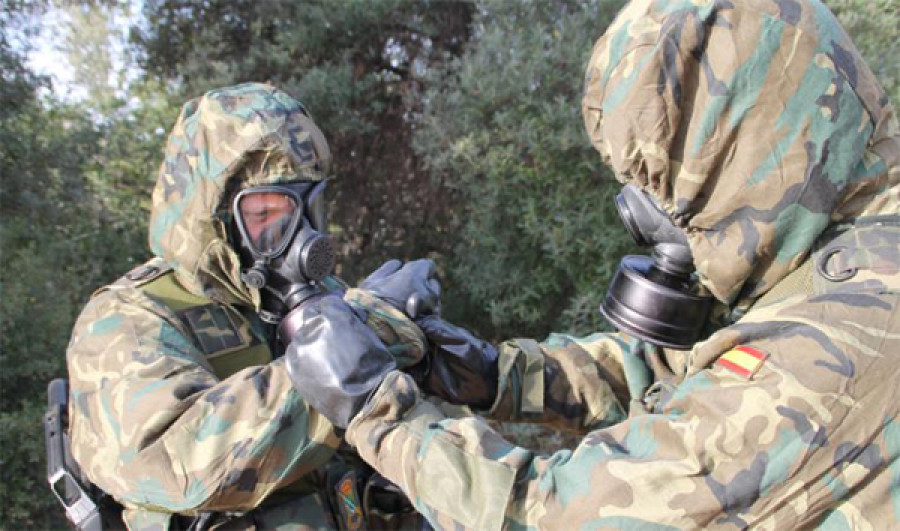 Soldados del Ejército de Tierra equipados con trajes de protección NBQ. Foto: Ejército de Tierra