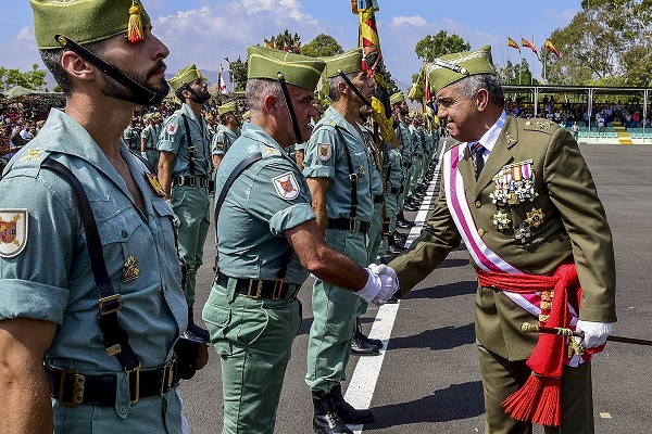 El Jefe del Estado Mayor del Ejército, Francisco Javier Varela Salas, durante una visita a la Legión