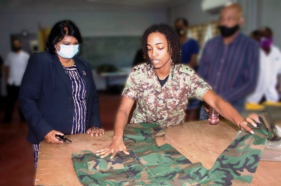La ministra Mathoera Izq. inspeccionando una dependencia militar. Foto: Ministerie van Defensie