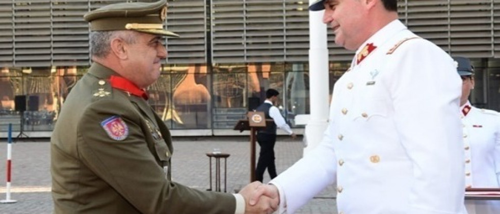 La condecoración fue conferida al JEME por estrechar las relaciones militares entre ambas instituciones. Foto: Ejército de Chile