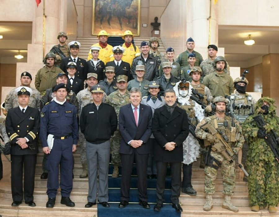 El ministro Espina junto a representantes de las FFAA de Chile en la Escuela Militar. Foto: Escuela Militar