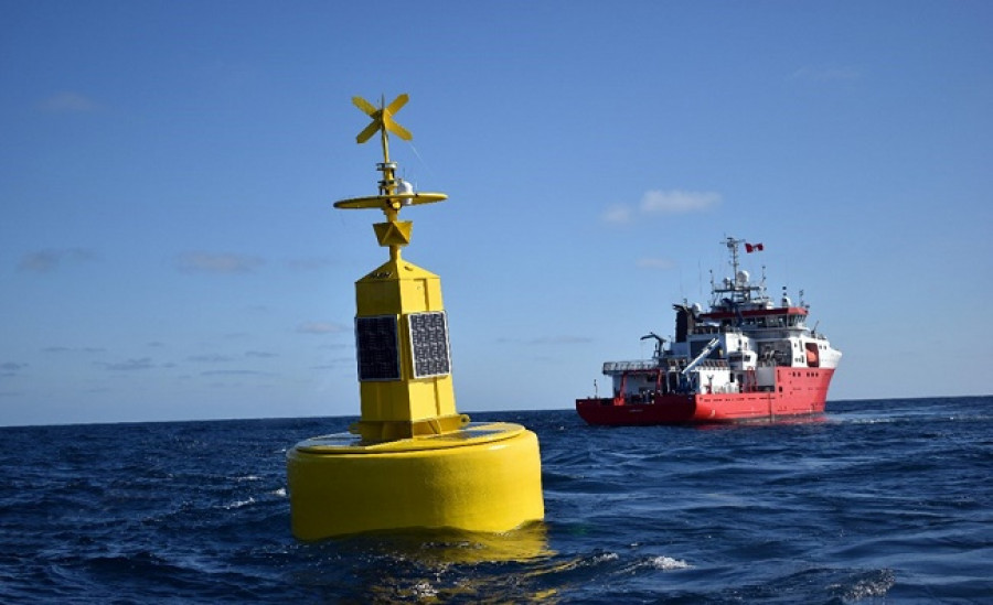 Instalación de una de las dos boyas oceanográficas. Foto: Dirección de Hidrografía y Navegación de la Marina de Guerra del Perú