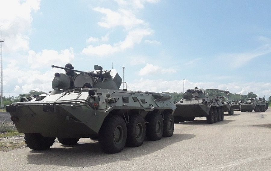 Blindados BTR-80 del Ejército venezolano desplazándose en el estado Zulia. Foto: REDI Occidental  Comando Estratégico Operacional.