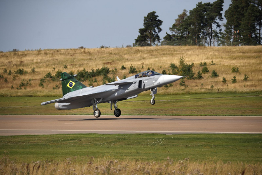 Primer vuelo del Gripen de la FAB en Suecia. Foto: Saab.