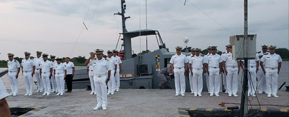 Efectivos navales bolivianos frente al patrullero Santa Cruz de la Sierra, previo al zarpe al ejercicio Acrux. Foto: Armada Boliviana.