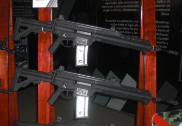 Dos fusiles de asalto FX 05. Wikipedia