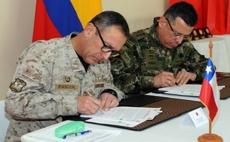 Firma de las actas de la III Reunión Bilateral de Estado Mayor de los ejércitos de Chile y Colombia. Foto: Ejército de Chile