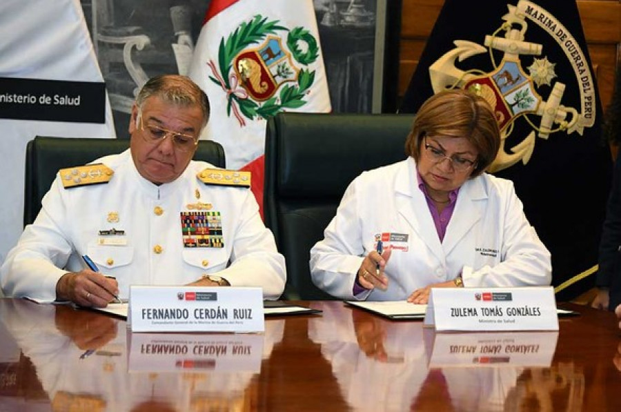 El almirante Fenrando Cerdán y la ministra Zuleima Tomás firmando el convenio de cooperación. Foto: Marina de Guerra del Perú.