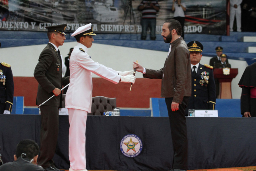El presidente Nayib Bukele, recibiendo el bastón de mando de comandante general de la Fuerza Armada. Foto: Presidencia de El Salvador.