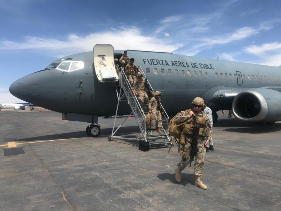 El Boeing 737-300 del Grupo N° 10 llega a Calama con el personal militar que prestó servicios en Santiago. Foto: FACh